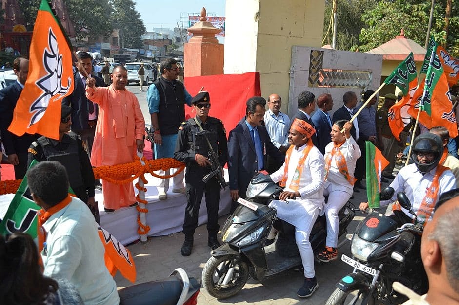 उत्तर प्रदेशः बीजेपी की कमल संदेश बाइक रैली में उड़ी नियमों की धज्जियां, सांसदों-विधायकों ने भी तोड़ा कानून