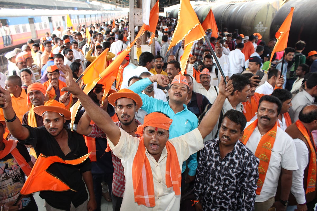 अयोध्या: धर्मसभा से  पहले ‘धर्मयुद्ध’ का ऐलान, सोशल मीडिया पर हथियारों की नुमाइश, जगह-जगह रामायण का प्रसारण