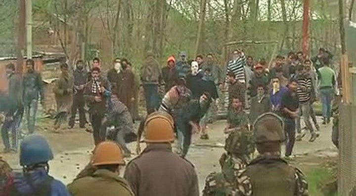 जम्मू-कश्मीर के बड़गाम  में 2 आतंकी ढेर, सेना पर पथराव, मीडिया की गाड़ी क्षतिग्रस्त