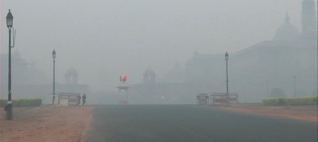दीपावली के बाद दमघोंटू हुई दिल्ली की हवा, शहर में छाई धुंध की चादर, प्रदूषण खतरनाक स्तर पर