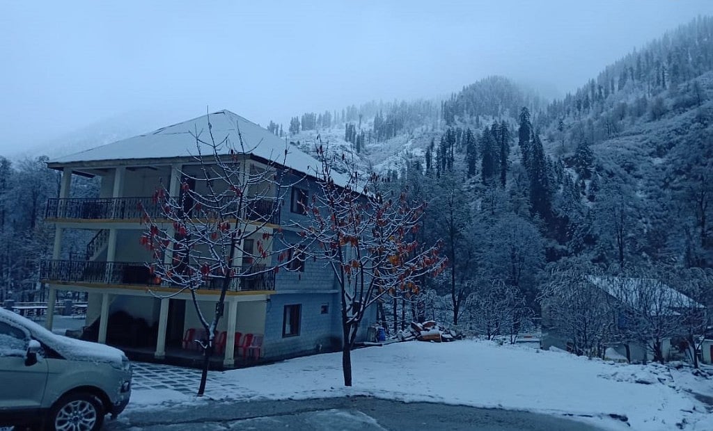 कश्मीर और हिमाचल में भारी बर्फबारी से लुढ़का पारा, भूस्खलन के चलते जम्मू-श्रीनगर राजमार्ग बंद