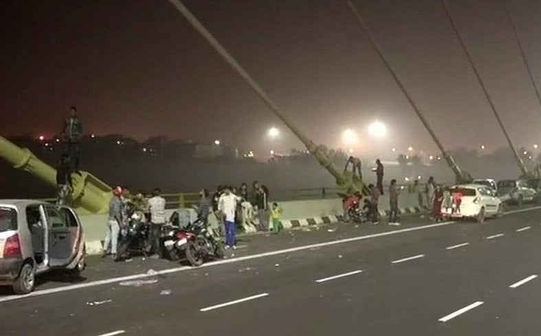 वीडियो: दिल्ली के सिग्नेचर ब्रिज पर ‘मौत का खेल’, सेल्फी के लिए जान दांव पर लगा रहे लोग
