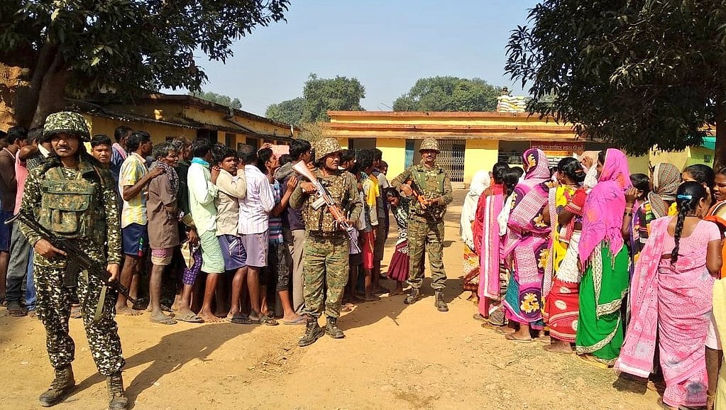 छत्तीसगढ़ चुनाव: नक्सलियों की धमकी के बावजूद पहले चरण में जमकर हुआ मतदान, 70 फीसदी लोगों ने डाले वोट