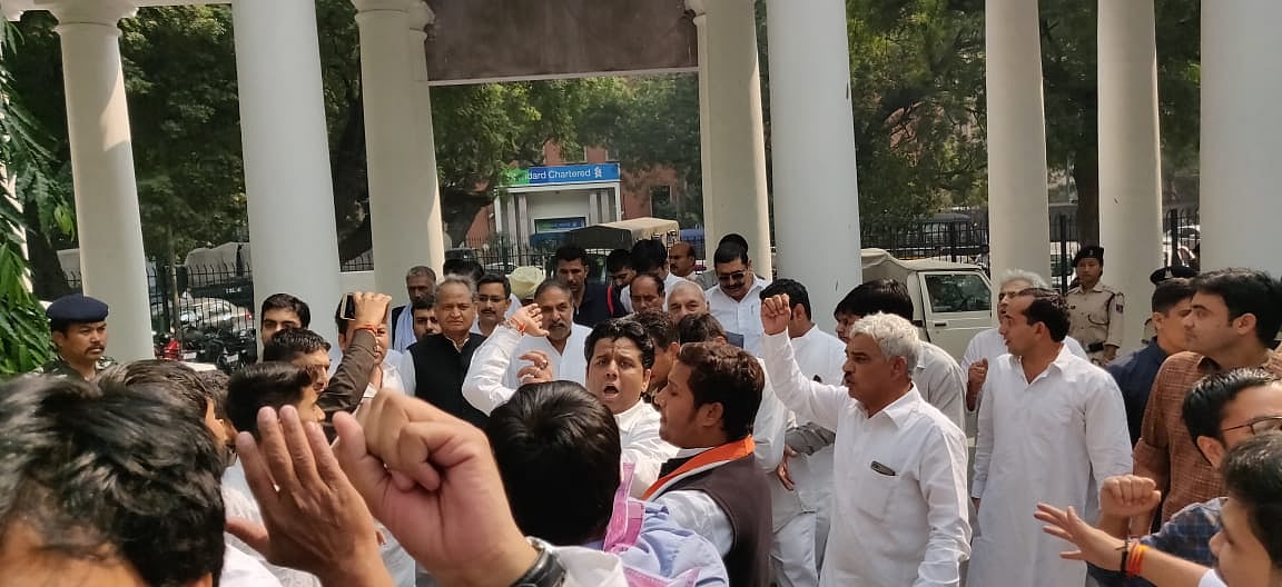 नोटबंदी के 2 साल: कांग्रेस ने मोदी सरकार से पूछे कई सवाल, आरबीआई पर प्रदर्शन के दौरान हिरासत में लिए गए वरिष्ठ नेता
