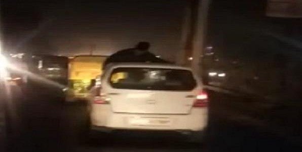वीडियो: गाजियाबाद में 10 किलो मीटर तक कार की छत पर मौत से लड़ता रहा शख्स, सड़क पर बेलगाम दौड़ी कार
