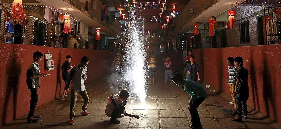 कोलकाता: कालीपूजा-दिवाली पर HC ने पटाखे जलाने पर लगाई रोक, केवल मोम और तेल के दीपक का कर सकते हैं इस्तेमाल 