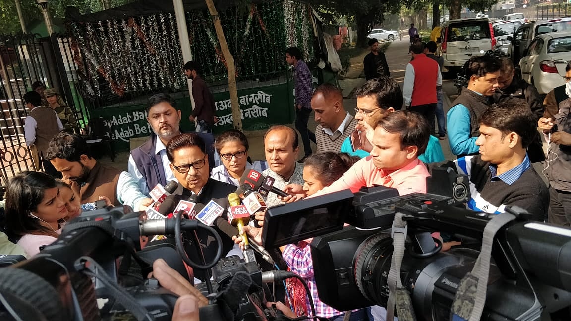 छत्तीसगढ़ चुनाव में धांधली की कोशिश: हेडमास्टर के घर से मिलीं ईवीएम, पैसे बांटता बीजेपी नेता कैमरे में कैद