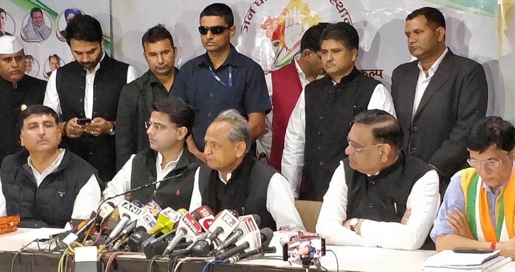 राजस्थान के लिए कांग्रेस ने जारी किया घोषणापत्र, लड़कियों को मुफ्त शिक्षा और किसानों से कर्जमाफी का वादा