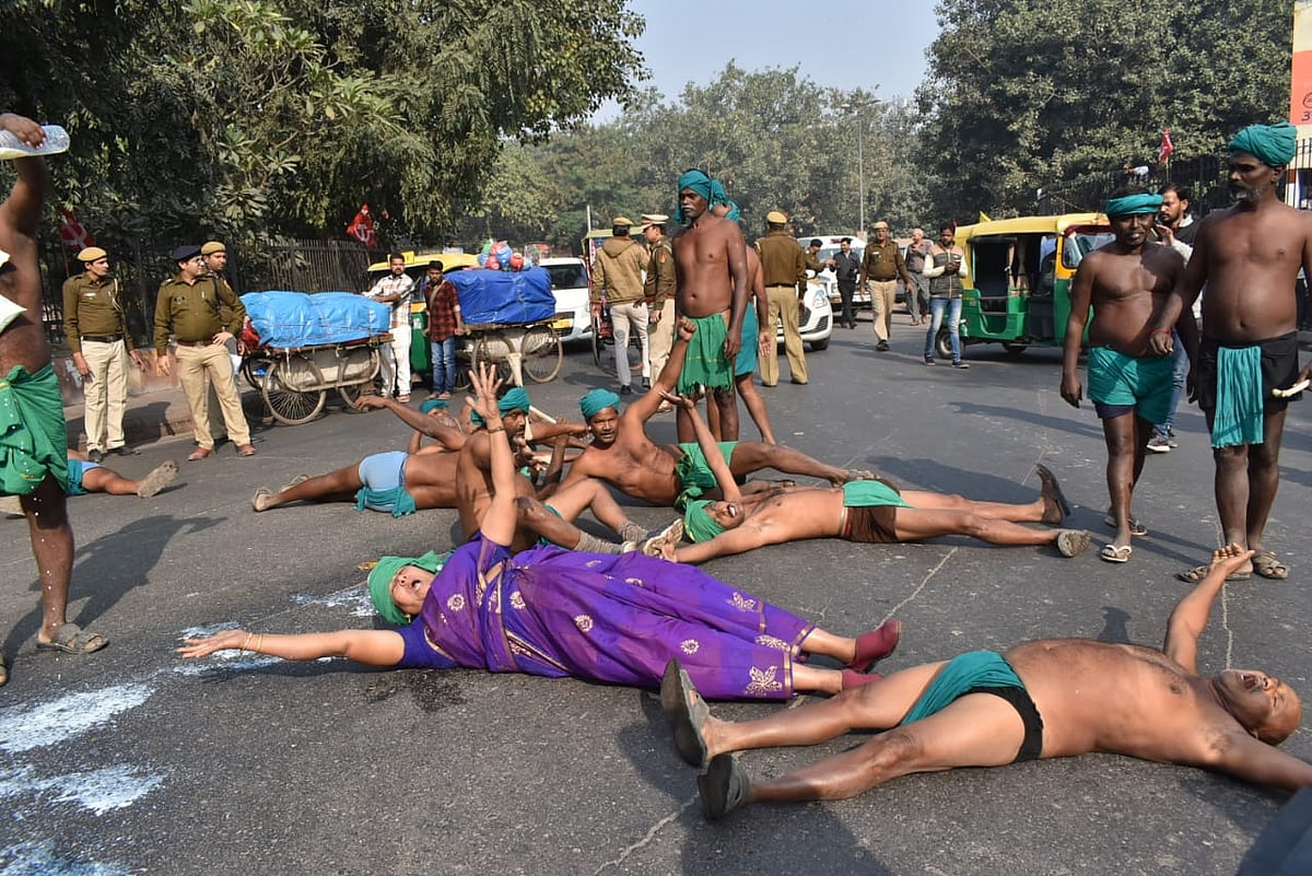 सड़क पर लेटकर किसानों का प्रदर्शन