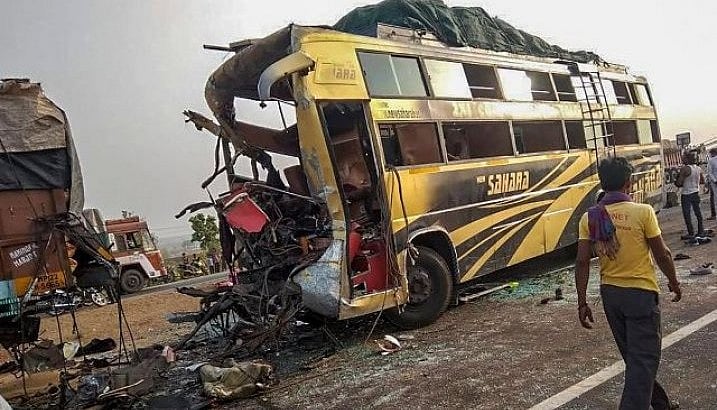 आगरा-लखनऊ एक्सप्रेस-वे पर बस हादसे का शिकार, 45 घायल, 20 की हालत गंभीर, छठ पूजा में बिहार जा रहे थे लोग