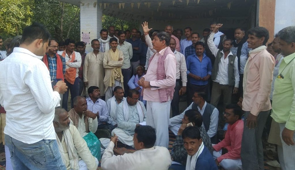 योगी सरकार में किसान बेहाल, बांदा में बिजली नहीं मिलने की वजह से धरने पर बैठे हैं 500 किसान