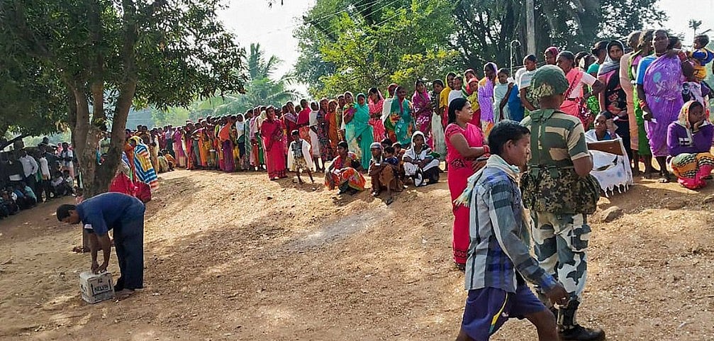 छत्तीसगढ़ चुनाव LIVE: पहले चरण के चुनाव में 18 सीटों पर मतदान का समय खत्म