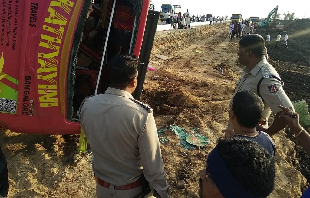 कर्नाटक: बस और ट्रक के बीच जोरदार टक्कर में 6 लोगों की दर्दनाक मौत, 10 से ज्यादा लोग घायल