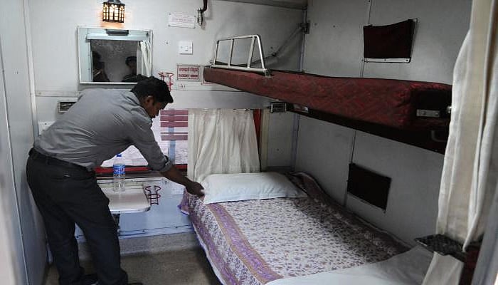 एसी कोचों से एक साल में गायब हो गए लाखों तौलिये और चादर, रेलवे को स्टाफ पर नहीं यात्रियों पर शक