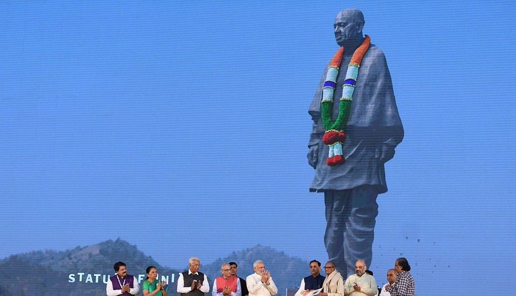 विष्णु नागर का व्यंग्य: अस्वर्गीय नेताओं के लिए स्वर्गीय महानों की उपयोगिता