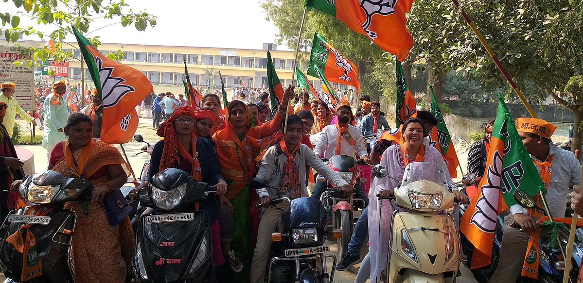 उत्तर प्रदेशः बीजेपी की कमल संदेश बाइक रैली में उड़ी नियमों की धज्जियां, सांसदों-विधायकों ने भी तोड़ा कानून