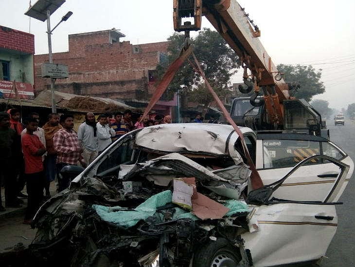 उत्तर प्रदेश: प्रतापगढ़ में भीषण सड़क हादसा, ट्रक-कार की टक्कर में 3 की मौत, दिवाली पर घर लौट रहे थे सभी