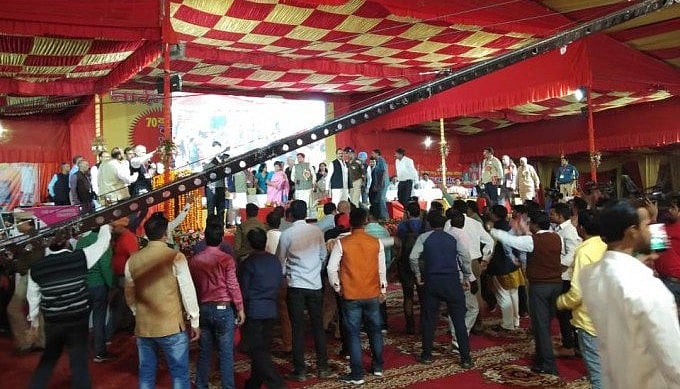 उत्तर प्रदेशः राजधानी लखनऊ में रेल मंत्री पीयूष गोयल पर हमला, गुस्साए लोगों ने फेंके गमले, तोड़े गाड़ी के शीशे