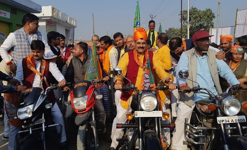 उत्तर प्रदेशः बीजेपी की कमल संदेश बाइक रैली में उड़ी नियमों की धज्जियां, सांसदों-विधायकों ने भी तोड़ा कानून