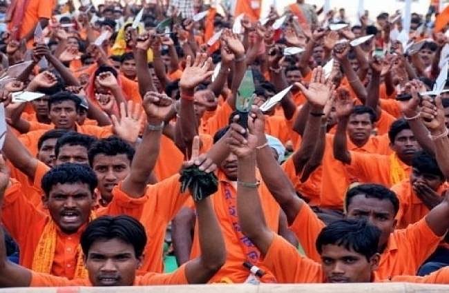 अयोध्या का माहौल गर्माने की बड़े पैमाने पर तैयारी, बजरंग दल ने 10 हजार युवाओं की शुरु की त्रिशूल दीक्षा