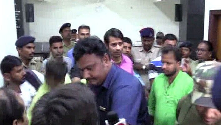 तलाक की बात सुन लालू ने लगाई बेटे  तेज प्रताप को डांट, कमरे से रोते हुए निकले