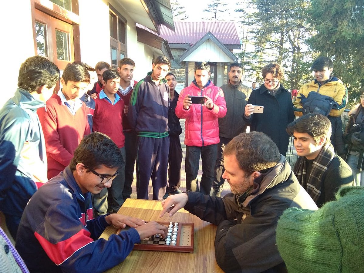शिमला में दिव्यांग छात्रों से मिले  राहुल-प्रियंका गांधी, बच्चों संग खेली शतरंज की बाजी