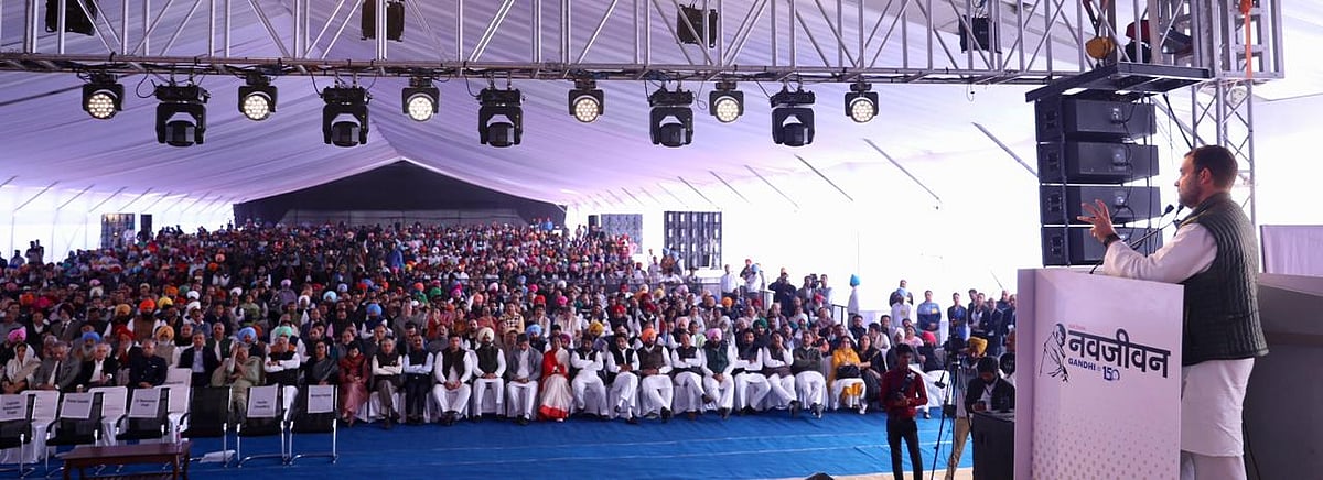 ‘संडे नवजीवन’ के महात्मा गांधी विशेषांक का विमोचन, मीडिया को सरकार के दबाव से मुक्त कराने का आह्वान