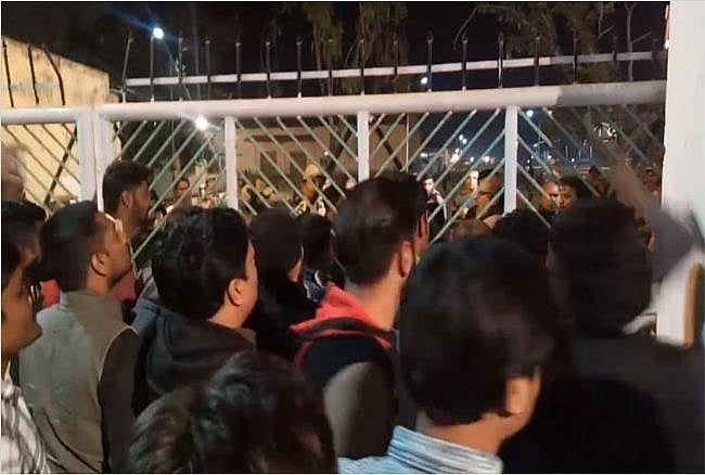 छत्तीसगढ़: ईवीएम की सुरक्षा से फिर खिलवाड़, स्ट्रांग  रूम के बाहर लैपटॉप का इस्तेमाल, कांग्रेस कार्यकर्ता भड़के