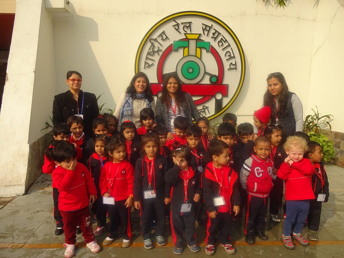 6 दिसंबर: किसी रोते हुए बच्चे को हंसाया जाए