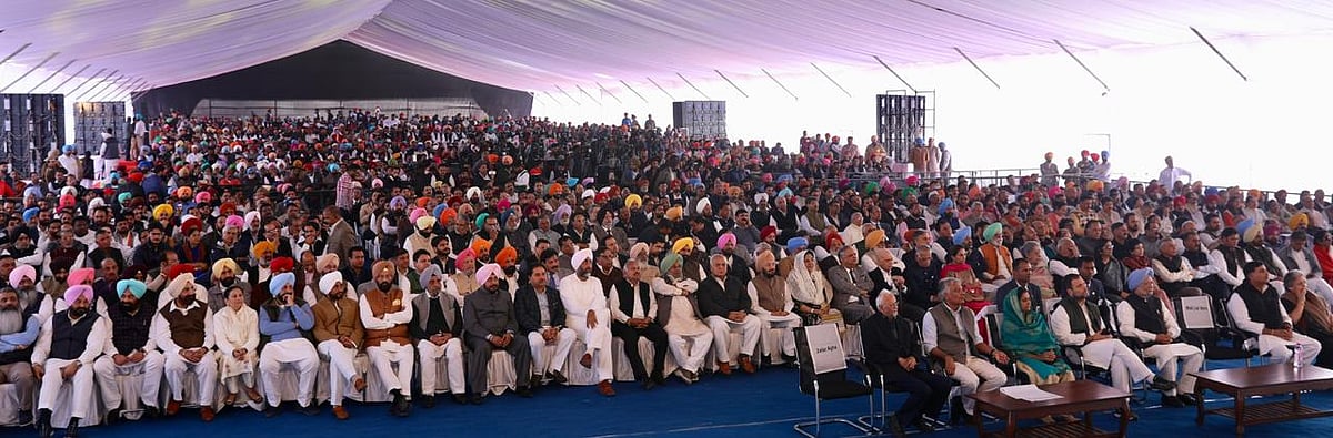 ‘संडे नवजीवन’ के महात्मा गांधी विशेषांक का विमोचन, मीडिया को सरकार के दबाव से मुक्त कराने का आह्वान