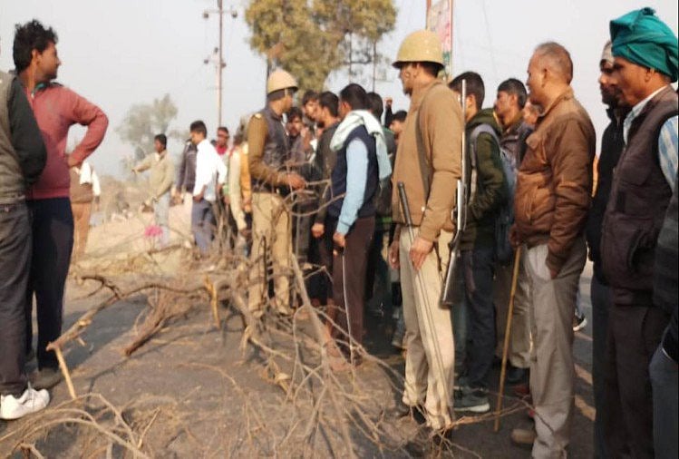 अलीगढ़: योगी की पुलिस पर जिंदा गायों को दफनाने के आरोप के बाद भड़के लोग, सीएम  के खिलाफ लगाए नारे