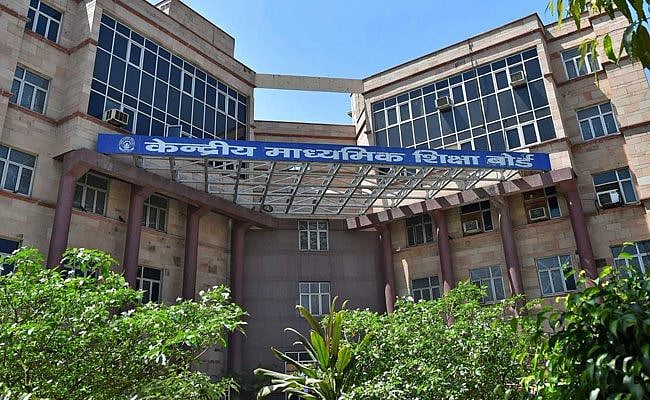 सीबीएसई पेपर लीक: 482 पन्नों की चार्जशीट दाखिल, शिक्षक ने छात्रा की मदद के लिए  किया था पेपर आउट