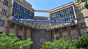 सीबीएसई पेपर लीक: 482 पन्नों की चार्जशीट दाखिल, शिक्षक ने छात्रा की मदद के लिए किया था पेपर आउट