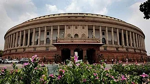 हंगामेदार रहा शीतकालीन सत्र का दूसरा दिन, राम मंदिर, राफेल और कावेरी मुद्दे पर दोनों सदनों की कार्यवाही स्थगित
