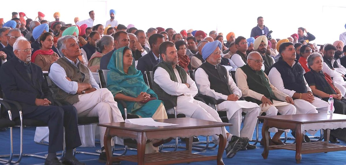 ‘संडे नवजीवन’ के महात्मा गांधी विशेषांक का विमोचन, मीडिया को सरकार के दबाव से मुक्त कराने का आह्वान