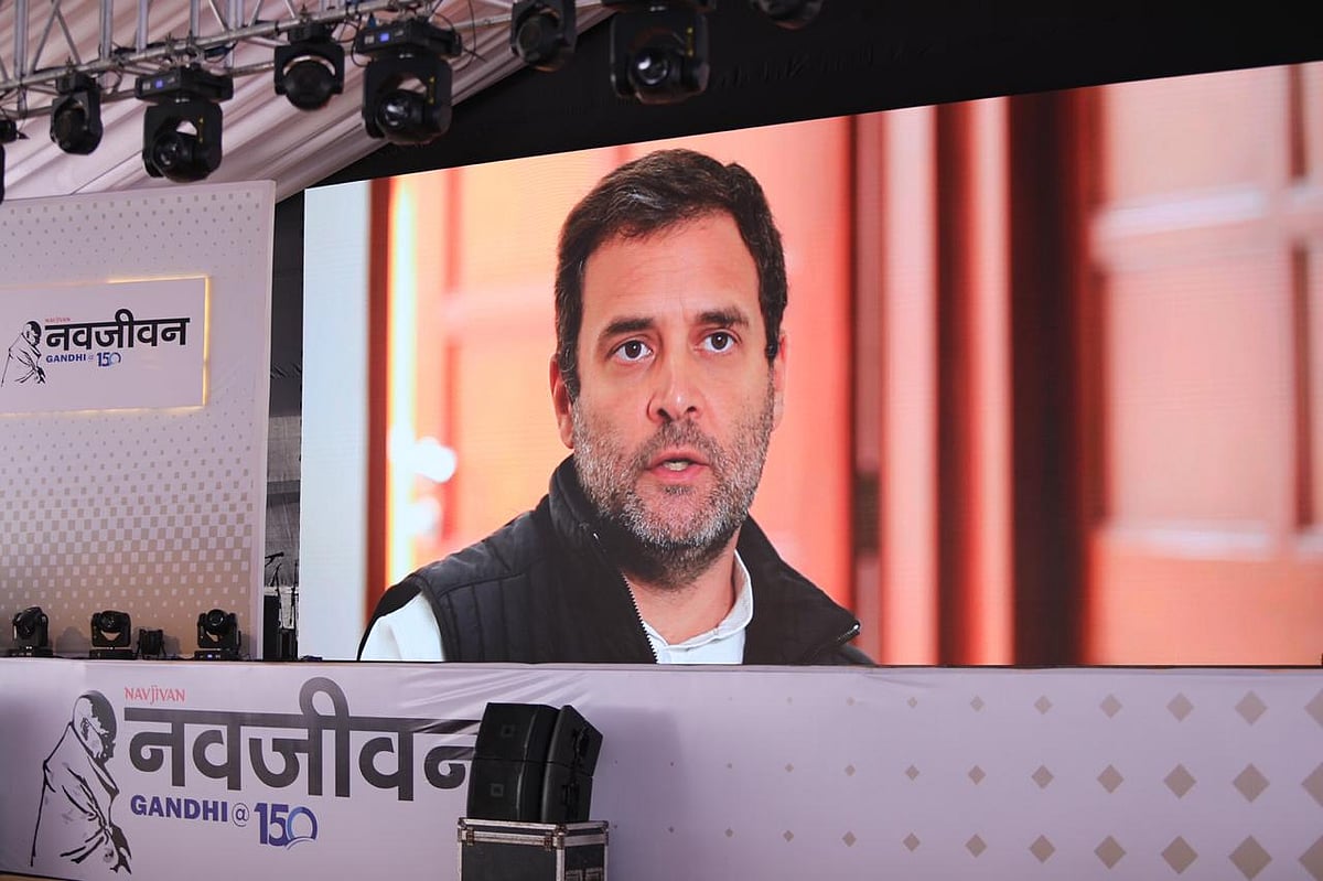 ‘संडे नवजीवन’ के महात्मा गांधी विशेषांक का विमोचन, मीडिया को सरकार के दबाव से मुक्त कराने का आह्वान