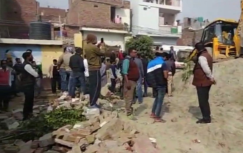 नोएडा:  स्कूल की दीवार गिरने से 2 छात्रों की मौत, कई घायल, सीएम योगी ने दिए जांच के आदेश 
