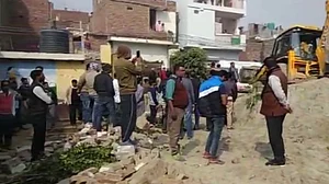 नोएडा: स्कूल की दीवार गिरने से 2 छात्रों की मौत, कई घायल, सीएम योगी ने दिए जांच के आदेश