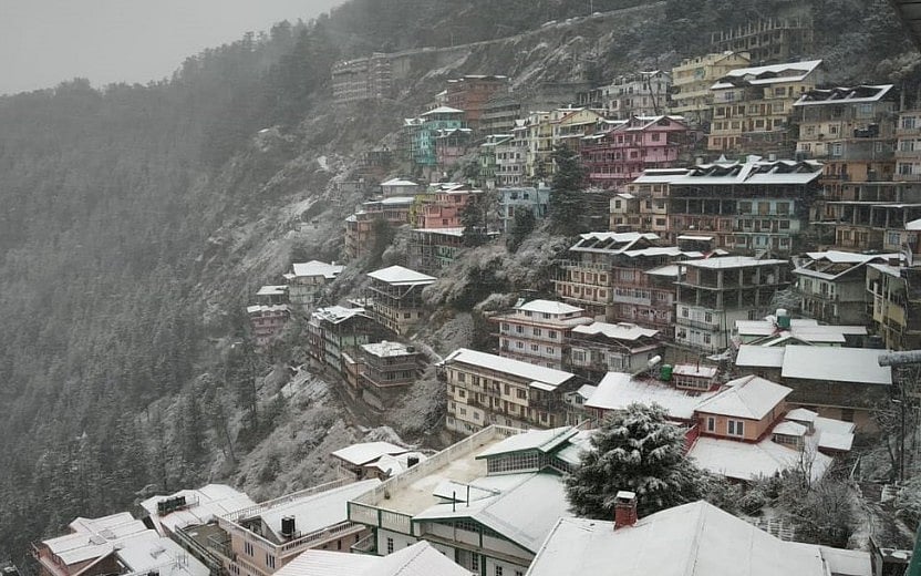 वीडियो: पहाड़ों की रानी शिमला में सीजन की पहली बर्फबारी, स्थानीय लोगों के साथ सैलानियों के चेहरे खिले 
