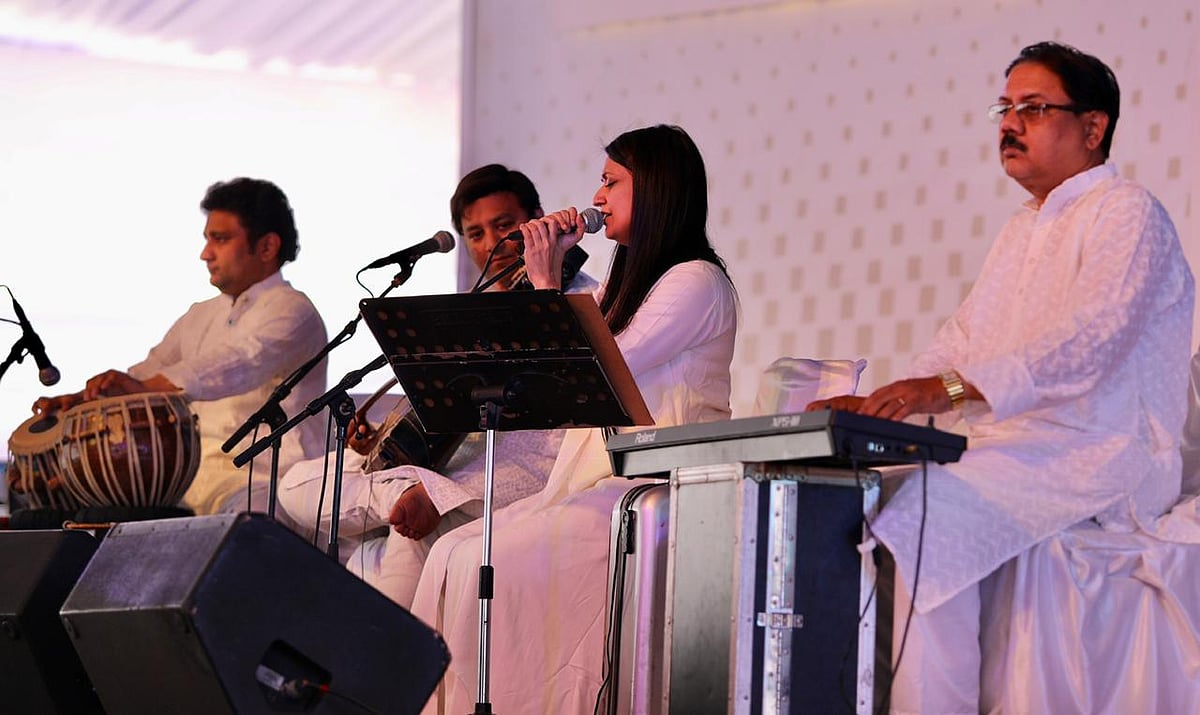 ‘संडे नवजीवन’ के महात्मा गांधी विशेषांक का विमोचन, मीडिया को सरकार के दबाव से मुक्त कराने का आह्वान