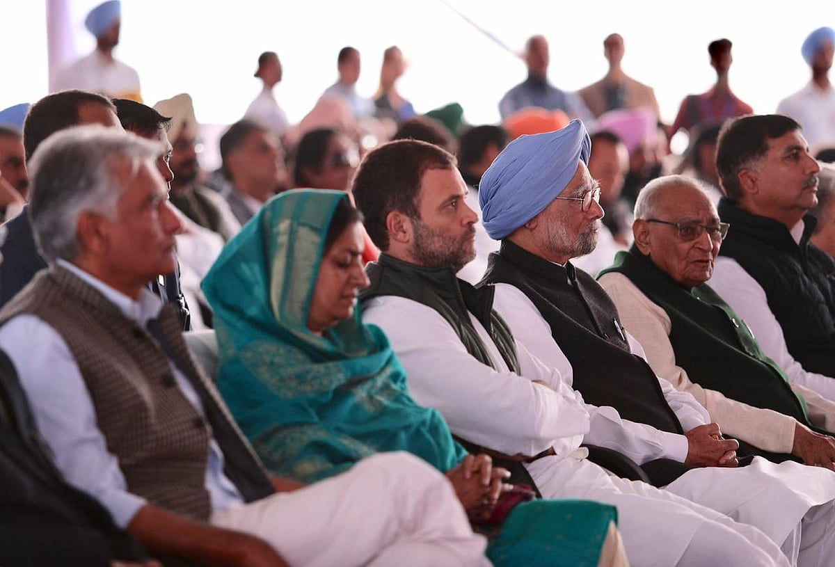 ‘संडे नवजीवन’ के महात्मा गांधी विशेषांक का विमोचन, मीडिया को सरकार के दबाव से मुक्त कराने का आह्वान