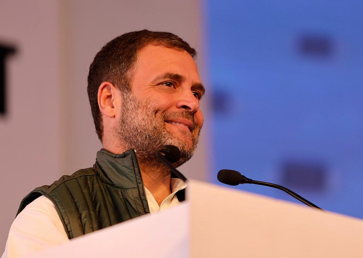 ‘संडे नवजीवन’ के महात्मा गांधी विशेषांक का विमोचन, मीडिया को सरकार के दबाव से मुक्त कराने का आह्वान