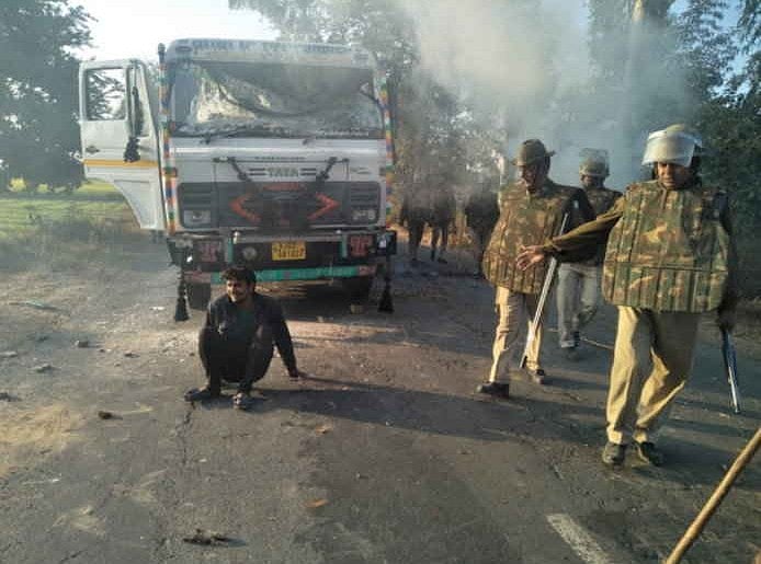 राजस्थान: अलवर में अब ‘लव जिहाद’ के नाम पर बवाल, हिंदू महासभा की पंचायत के बाद पथराव और गाड़ियों में तोड़फोड़
