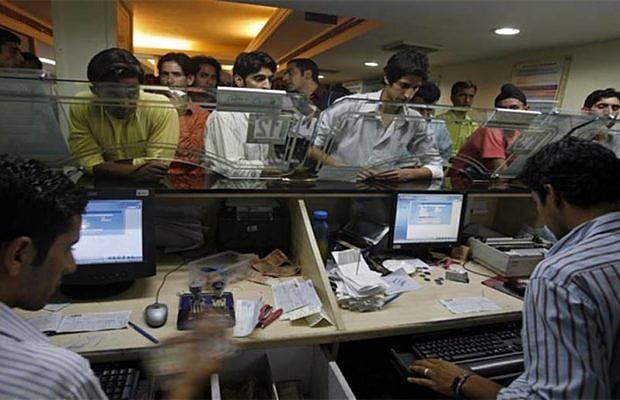 मोदी सरकार में सरकारी बैंकों के ग्राहकों की जेब पर पड़ी मार, बैंकों ने  साढ़े 3 साल में वसूले 10 हजार करोड़