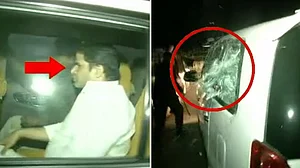 पटना यूनिवर्सिटी चुनाव: बीजेपी-जेडीयू के बीच सिर-फुटौव्वल, एबीवीपी छात्रों का प्रशांत किशोर की गाड़ी पर पथराव