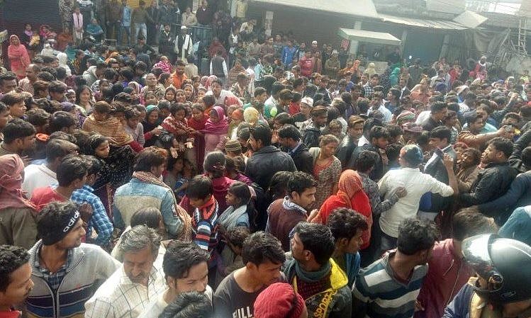 गाजीपुर के बाद अब लखनऊ में बवाल, बच्ची का शव मिलने के बाद गुस्साई भीड़ ने पुलिस पर किया पथराव