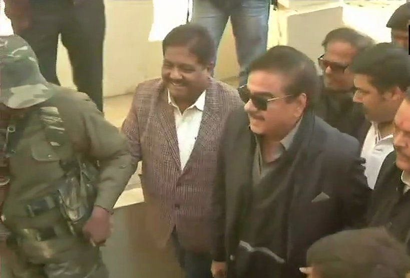 एनडीए में भगदड़ के बीच बीजेपी  नेता शत्रुघ्न सिन्हा लालू यादव से मिले, क्या जल्द ही पार्टी छोड़ेंगे शॉटगन?