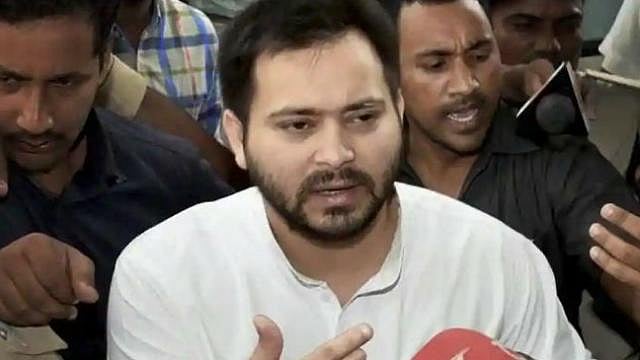 बिहार: मामला कोर्ट में फिर भी तेजस्वी का बंगला खाली कराने पहुंची नीतीश सरकार की टीम, धरने पर बैठे आरजेडी नेता