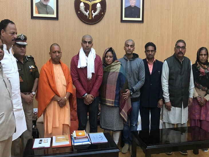 बुलंदशहर हिंसा: शहीद इंस्पेक्टर सुबोध के परिजनों से मिले सीएम योगी, कहा, नहीं  बख्शे जाएंगे अपराधी