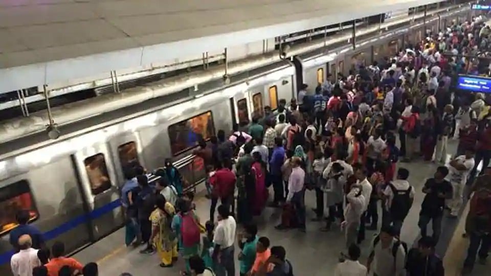 दिल्ली मेट्रो के ब्लू लाइन पर हुआ बड़ा फॉल्ट, घंटो परेशान रहे यात्री